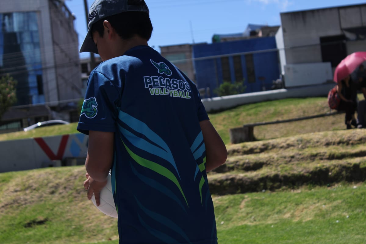 Jugador de Club Pegasos Volleyball con camiseta oficial